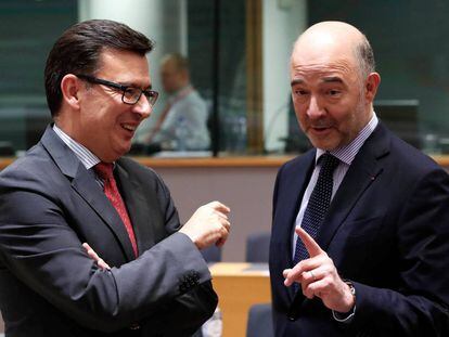 El comisario europeo de Economía y Fiscalidad, Pierre Moscovici, y el ministro español de Economía, Roman Escolano, en la reunión del Ecofin de este martes en Bruselas. REUTERS/Yves Herman