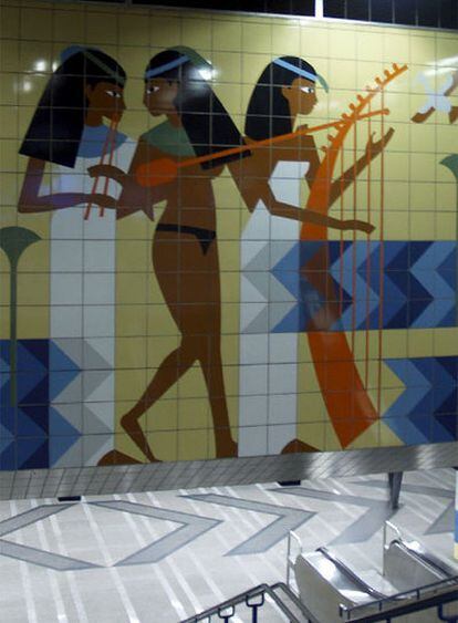 Un mosaico decorativo del metro de El Cairo reproduce una escena hallada en una tumba de Luxor en la que tres mujeres tocan instrumentos musicales. A partir de imágenes como estas, un grupo de expertos investiga cómo era la múscia del Antiguo Egipto.