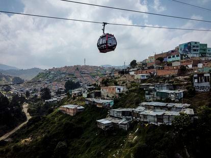 Una góndola de Trasmi Cable pasa por encima del barrio El Paraíso, uno de los más pobres de Bogotá (Colombia).