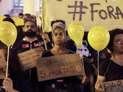 Una protesta en Río de Janeiro tras la muerte de Ágatha Félix.