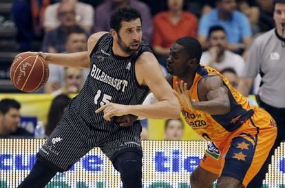 El alero del Valencia Basket, Romain Sato, trata de bloquear a Alex Mumbrú.