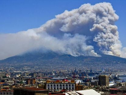Un incendio en el monte Vesubio, en Napoles, el año pasado.