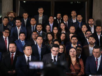 El diputado Samuel Pérez da una rueda de prensa el 18 de enero en la que anuncia su decisión de ceder la presidencia del Congreso de Guatemala.