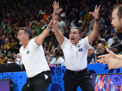 Sergio Scariolo y su asistente Luis Guil durante el partido ante Lituania este sábado.