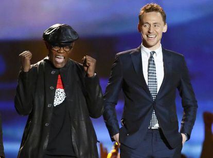 Samuel L. Jackson y Tom Hiddleston celebran el galardón a 'Los vengadores' como mejor película del año.