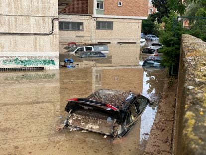 Efectos de las lluvias torrenciales en la calle Tierno Galván de Cartagena (Murcia), este martes.