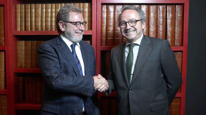 Juan Luis Cebrián (izquierda) y Manuel Polanco, tras el consejo de administración de PRISA.