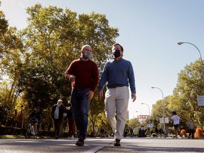Ángel Carromero, por entonces director general de Coordinación de la Alcaldía, y el alcalde de Madrid, José Luis Martínez-Almeida, caminan por el paseo de Recoletos, en noviembre de 2020.