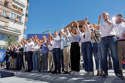 Foto de familia del PP durante la manifestación organizada por el PP, este domingo en Madrid. 