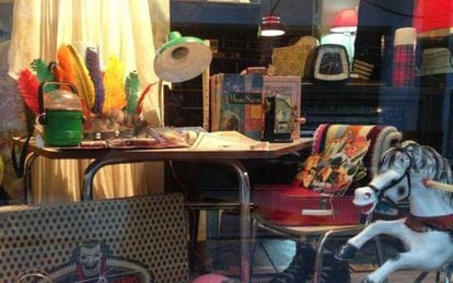 Escaparate de la tienda Buhonera, en Sevilla, especializada en objetos de segunda mano vintage en moda, muebles y decoraci&oacute;n. 