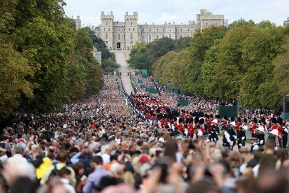 Miles de personas despiden a la monarca a la entrada al castillo de Windsor, donde descansará para siempre la reina más longeva del mundo.