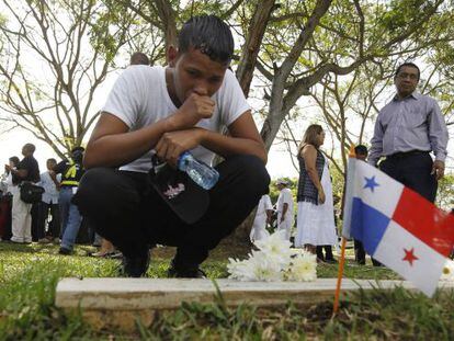 El familiar de una v&iacute;ctima, en un cementerio de la Ciudad de Panam&aacute;. 