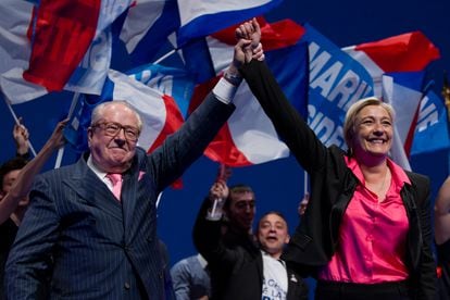 Marine Le Pen avec son père Jean-Marie Le Pen lors d'un événement de campagne pour les élections générales de 2012.