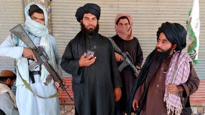 Combatientes talibanes, en la ciudad de Farah, este miércoles.