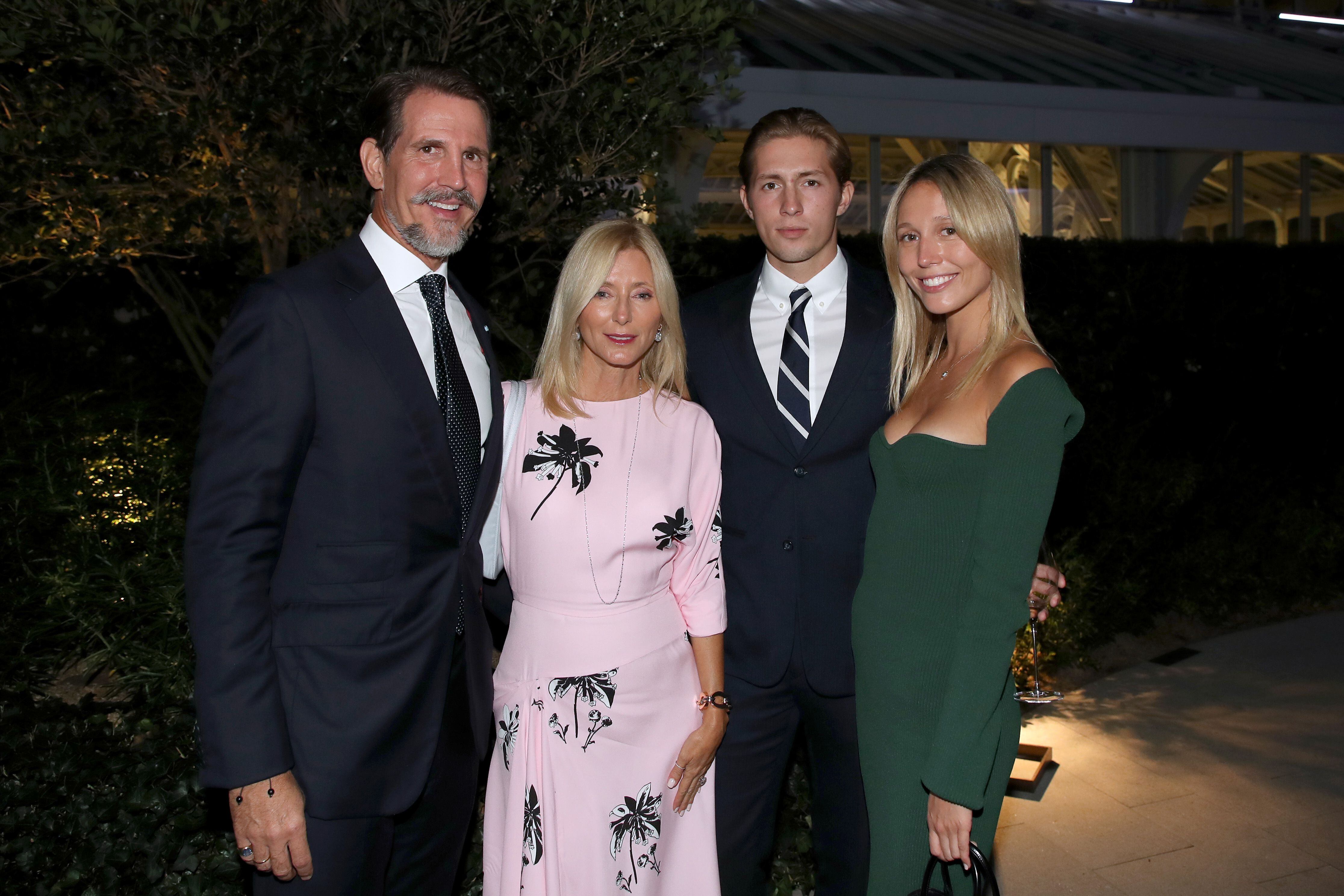 Pablo de Grecia acompañado de su esposa, Marie-Chantal, y dos de sus hijos, el príncipe Constantino Alexios y la princesa Olympia, en un evento en París en el año 2021. 