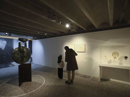 Sala sobre el procés creatiu de Miró a la Fundació Barrié de la Corunya, amb l'escultura 'Cap de dona' a l'esquerra.