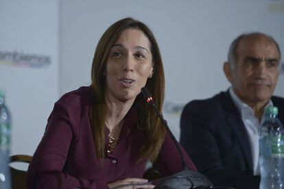 La futura gobernadora de la provincia de Buenos Aires, María Eugenia Vidal, este lunes junto a quien la secundará en el cargo, Daniel Salvador.