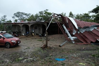 Una estructura metálica fue tumbada por los vientos del huracán Iotra en la ciudad de Siuna.