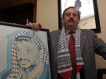 Fernando Huarte posa junto a un retrato del líder palestino ya fallecido Yasir Arafat.