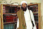El terrorista Osama Bin Laden posa en abril de 1998 en Afganistan delante de unas estanterías de madera rústica con libros en lengua árabe.