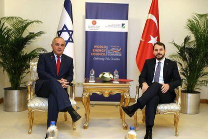 Los ministros de Energ&iacute;a Steinitz y Albayrak, de Israel y Turqu&iacute;a.