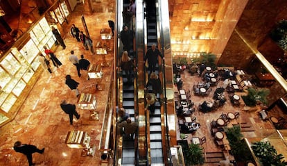 El interior de la Trump Tower en Manhattan, Nueva York.