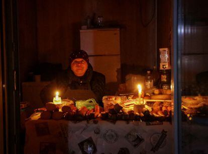 Una vendedora ilumina los productos de su tienda con velas, el pasado 5 de diciembre en Odesa.
