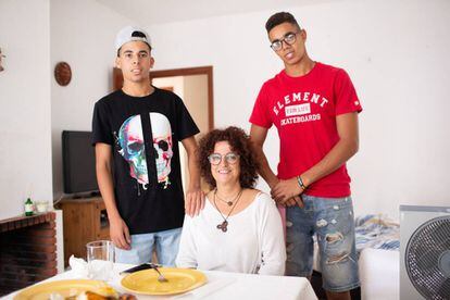 Adei Abdabaki (izquierda) y Omar Ben Omar, junto a Pilar Viaña, quien les acoge en su casa. 