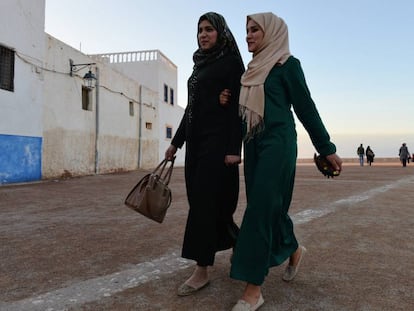 Dos mujeres caminan junto a las murallas de la casba en Rabat.