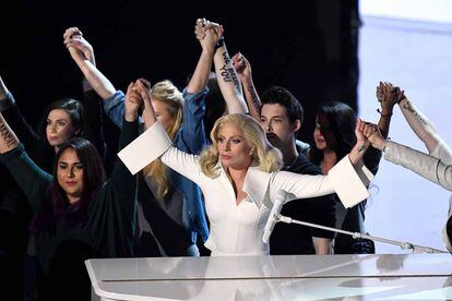 Lady Gaga junto a las víctimas de acoso sexual en la gala de los Oscar.