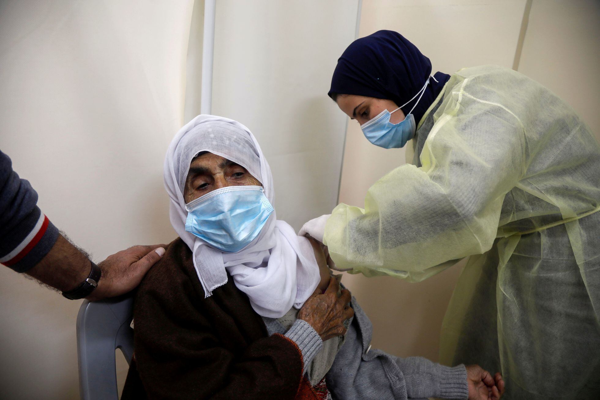 Una palestina recibe la vacuna contra la covid, el 25 de marzo en Tubas (Cisjordania).