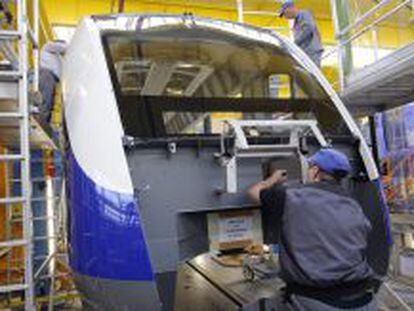 Siemens inform&oacute; hoy de que va a lanzar una oferta a la compa&ntilde;&iacute;a francesa Alstom con la condici&oacute;n de poder estudiar antes los negocios del fabricante del TGV. EFE/Archivo