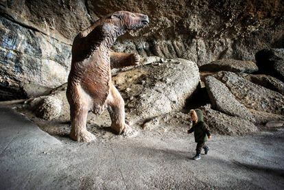 Estatua de un milodón en la Cueva del Milodón, en la Patagonia chilena.