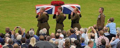 Soldados llevan el ataúd con los restos de Harry Patch, el último veterano británico de trincheras de la I Guerra Mundial