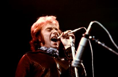 Van Morrison en un concierto en Inglaterra en 1974.

