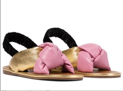 Con estas sandalias en dorado, rosa y negro de tiras acolchadas de Miu Miu tendrás el accesorio comodín perfecto de este verano. 610€