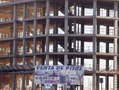 Estructura de un edificio de viviendas parado por la crisis en Madrid