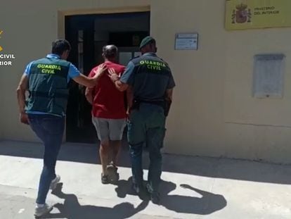 El hombre detenido por su relación con cuatro incendios en Cáceres, este miércoles, en una imagen facilitada por la Guardia Civil.