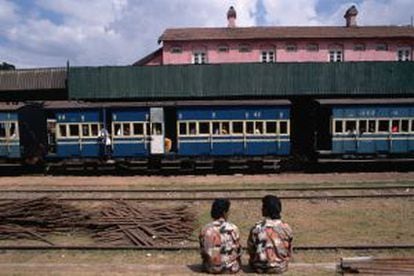 Pasajeros a bordo del Nilgiri Mountain Railway, en la estación de Ooty, al suroeste de India.