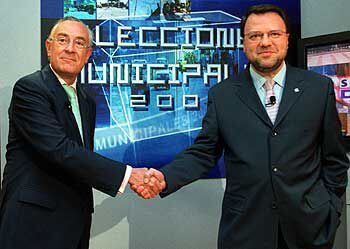 Alfredo Sánchez Monteseirín (a la derecha) y Jaime Raynaud se saludan tras el debate en Localia Televisión.