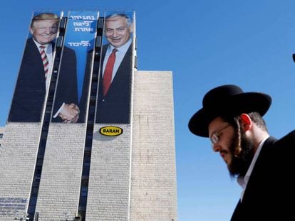 Un judío ultra ortodoxo pasa junto a un carteles con la imagen de Donald Trump y Benjamín Netanyahu, en Jerusalén, el 3 de febrero de 2019.