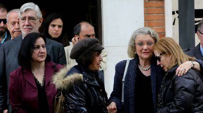 Los hijos de María Dolores Pradera (Helena, en el centro, y Fernando, a la izquierda con gafas), en el entierro de su madre.