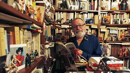 Fernando Savater, en la biblioteca de su casa de Madrid en 2019.