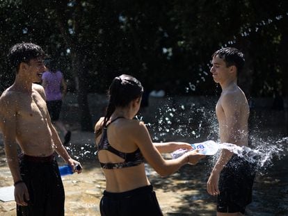Un grupo de jóvenes se refrescan en las fuentes de agua del parque del Tibidabo el pasado 16 de julio.
