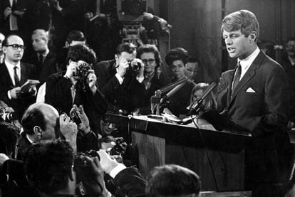 La carrera de Robert Kennedy por la candidatura demócrata arrancó el 19 de marzo de 1968, cuando anunció su candidatura a las primarias (en la imagen). Lo hizo en el Caucis Room del Capitolio.