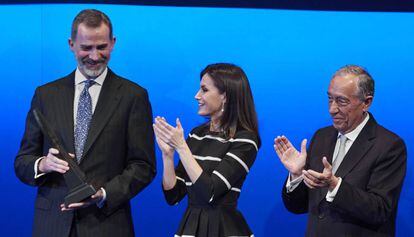 El Rey Felipe VI recibe el premio Paz y Libertad de la Asociación Mundial de Juristas.