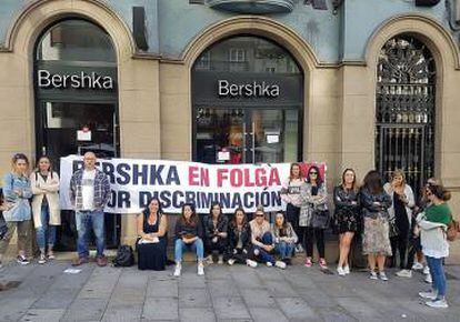 La plantilla de Bershka de una de las tiendas de Pontevedra en huelga