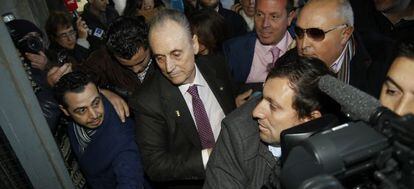 El ex consejero delegado del Betis Manuel Ruiz de Lopera accede a los juzgados sevillanos en 2013.