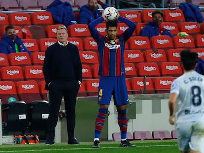 Carlos Soler, Ronald Araujo y Koeman, durante el Barcelona-Valencia.