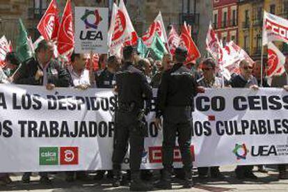 Varios efectivos de la policía ante una manifestación llevada a cabo para rechazar los 1.320 despidos que planeaba el Banco Ceiss. EFE/Archivo.